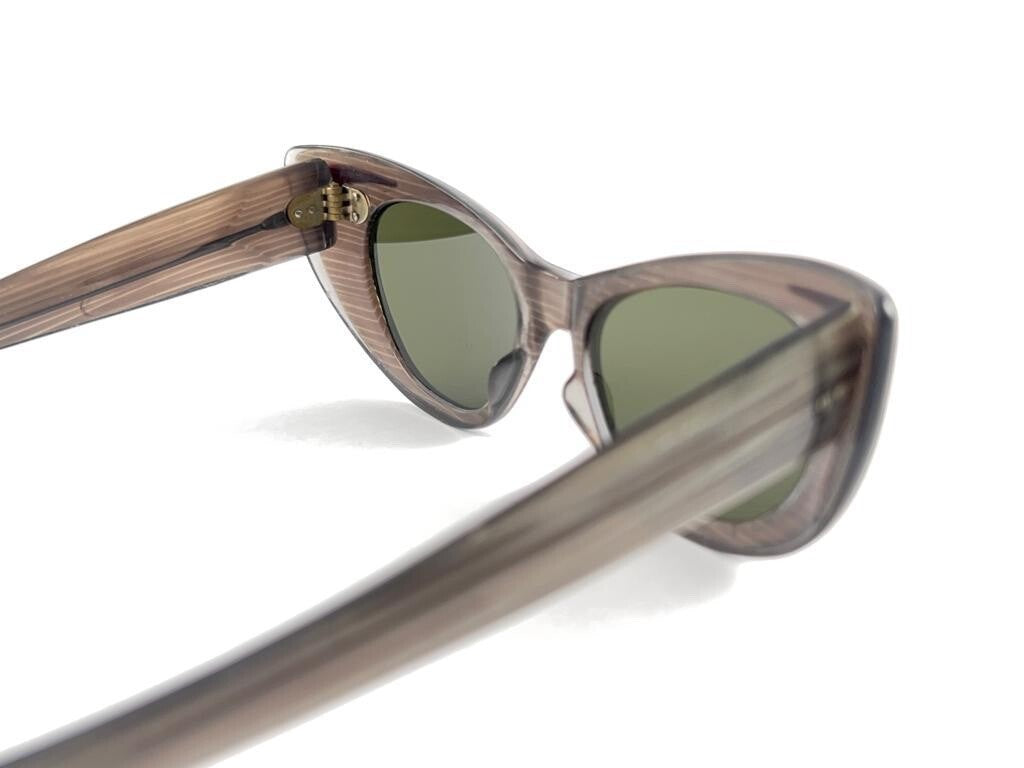 NEW VINTAGE MIDCENTURY  CAT EYE GREEN LENSES FRAME 60'S SUNGLASSES ITALY