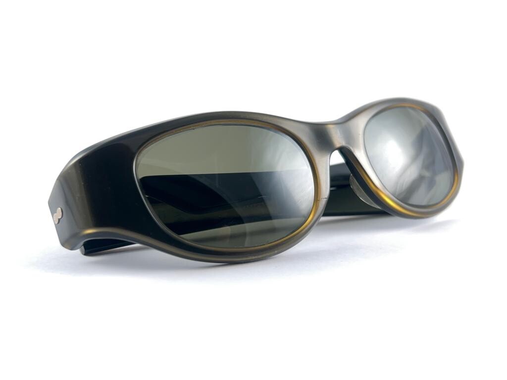 VINTAGE MAY CAT EYE GREEN MEDIUM SIZE 1970'S SUNGLASSES MADE IN USA