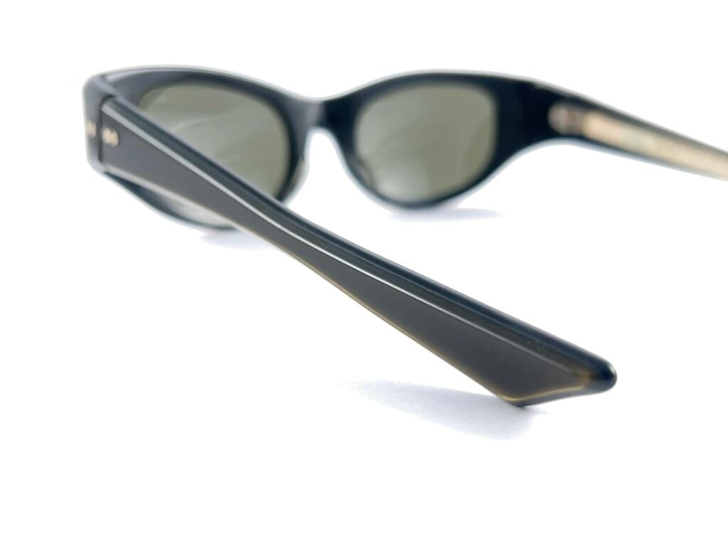 VINTAGE MAY CAT EYE GREEN MEDIUM SIZE 1970'S SUNGLASSES MADE IN USA