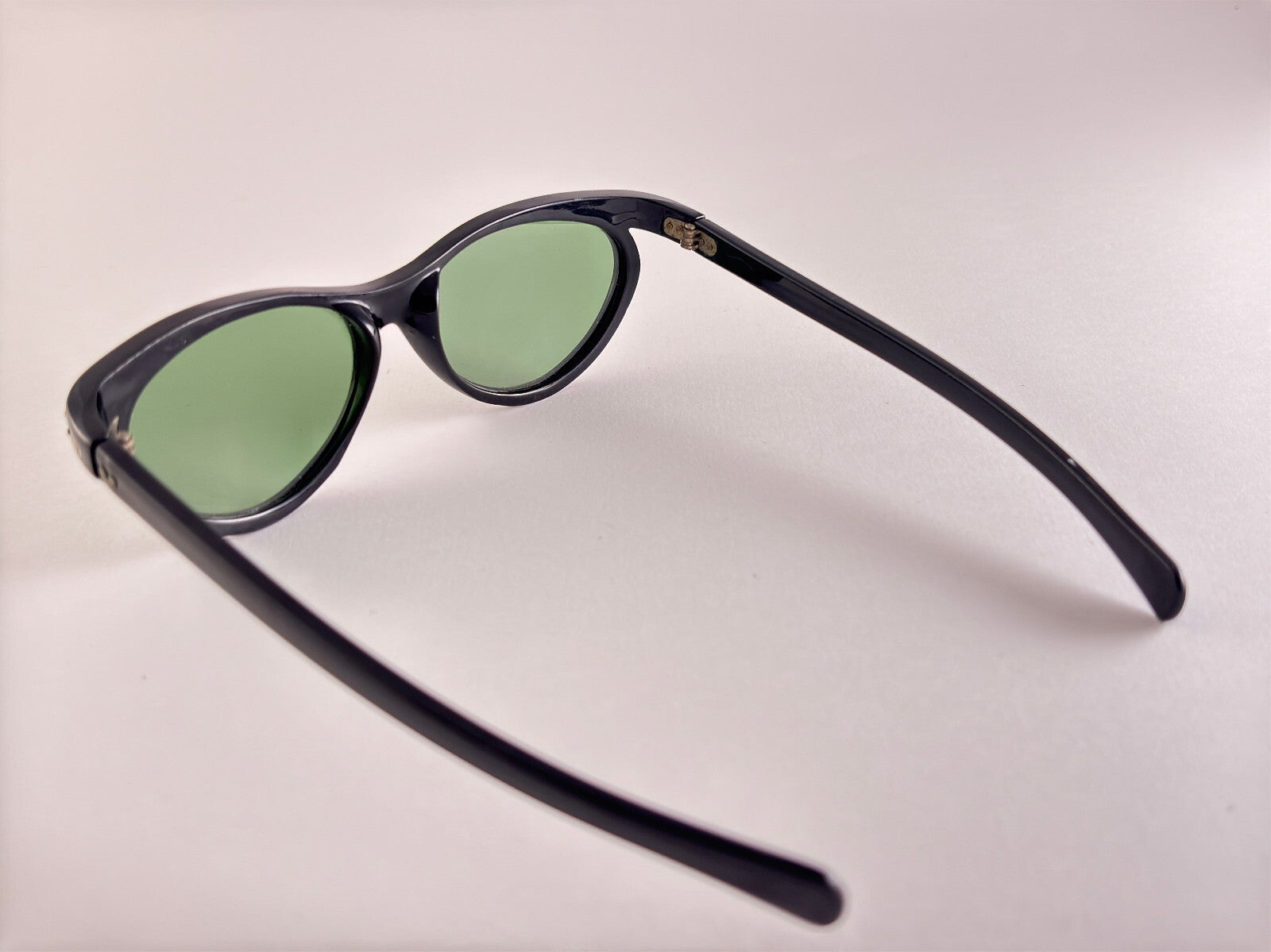 VINTAGE CAT EYE DELICATE ORNAMENTED SUNGLASSES MADE IN FRANCE