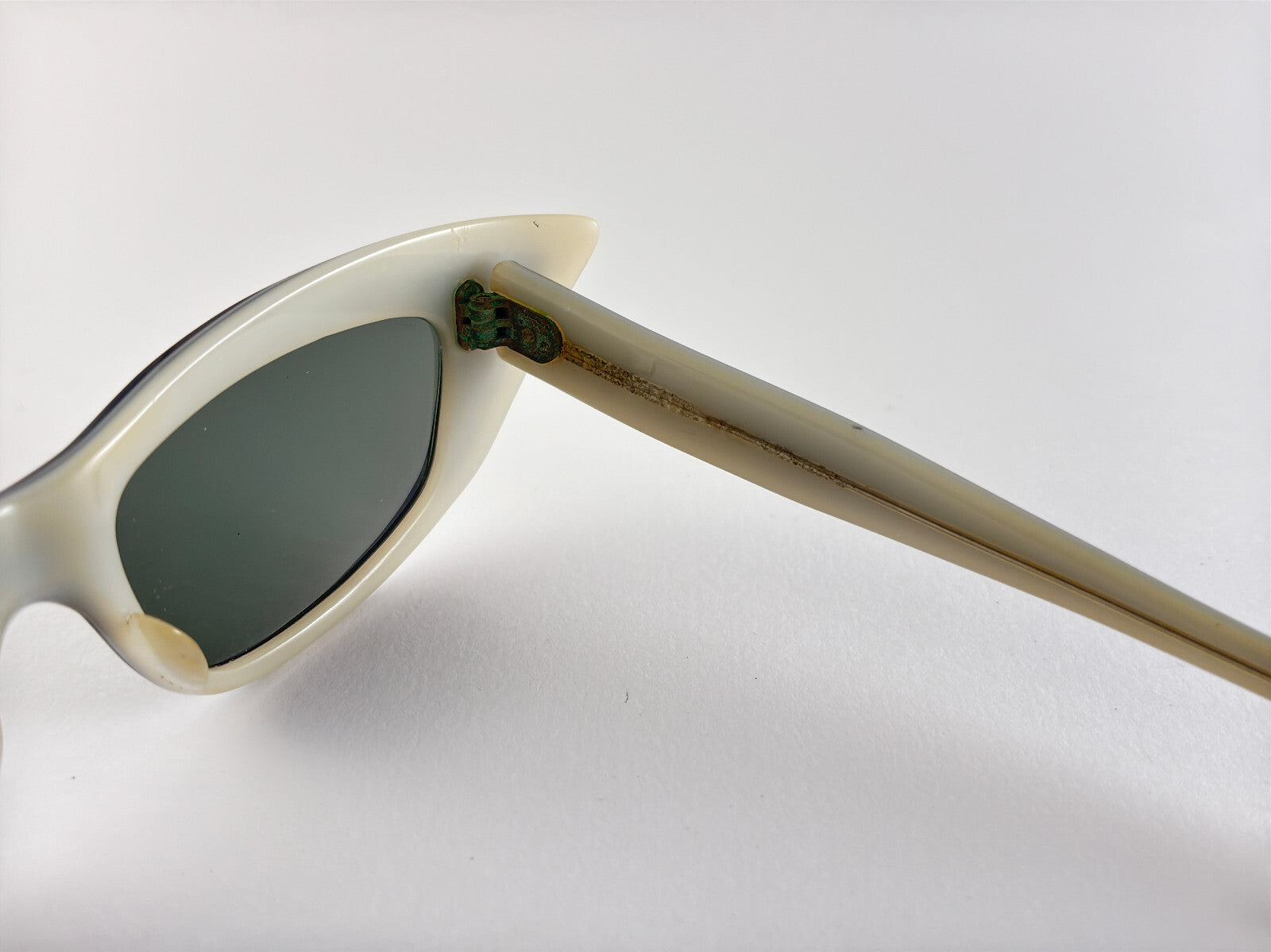 VINTAGE MIDCENTURY WIDE CAT EYE SUNGLASSES MADE IN FRANCE