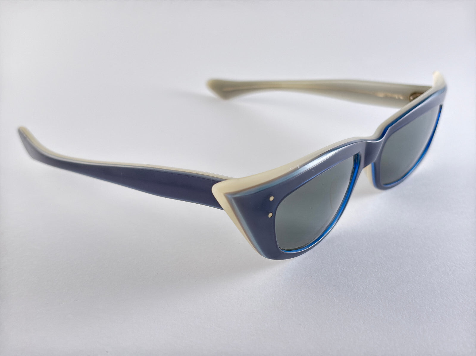 VINTAGE MIDCENTURY WIDE CAT EYE SUNGLASSES MADE IN FRANCE