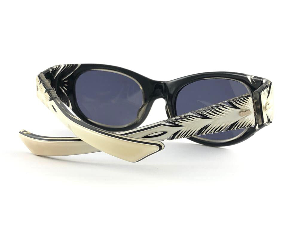 VINTAGE MAY CAT EYE WHITE & BLACK MEDIUM SIZE 1970'S SUNGLASSES