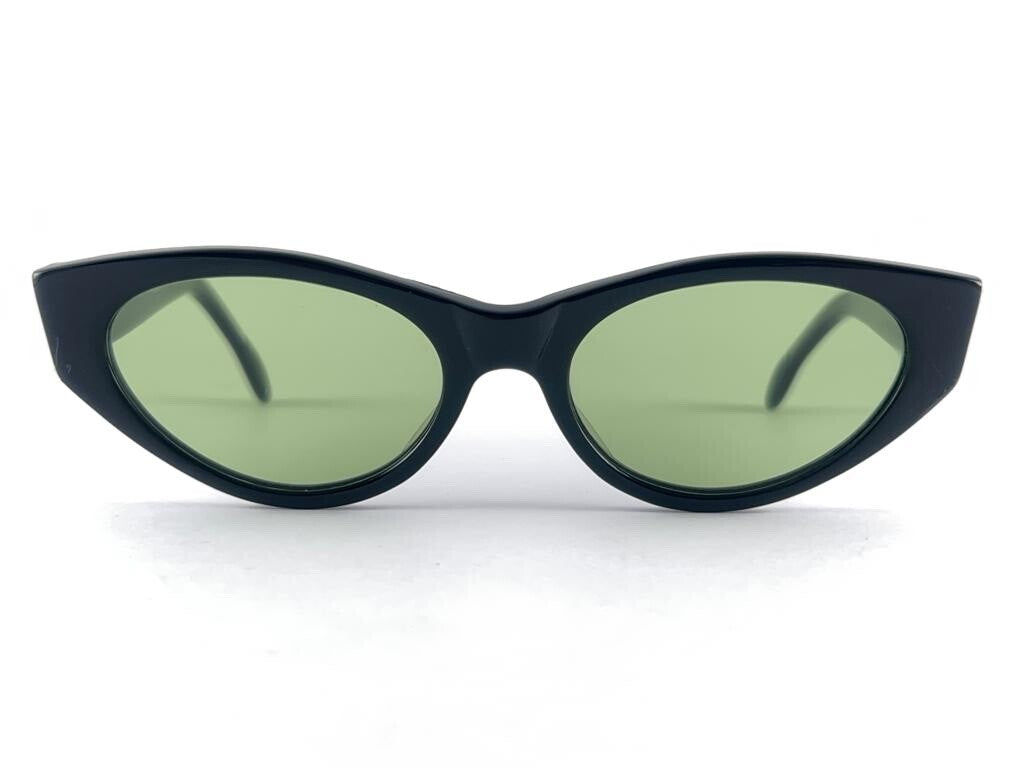NEW VINTAGE ANGLO AMERICAN SOLID BLACK CAT EYE FRAME 1980'S SUNGLASSES ENGLAND