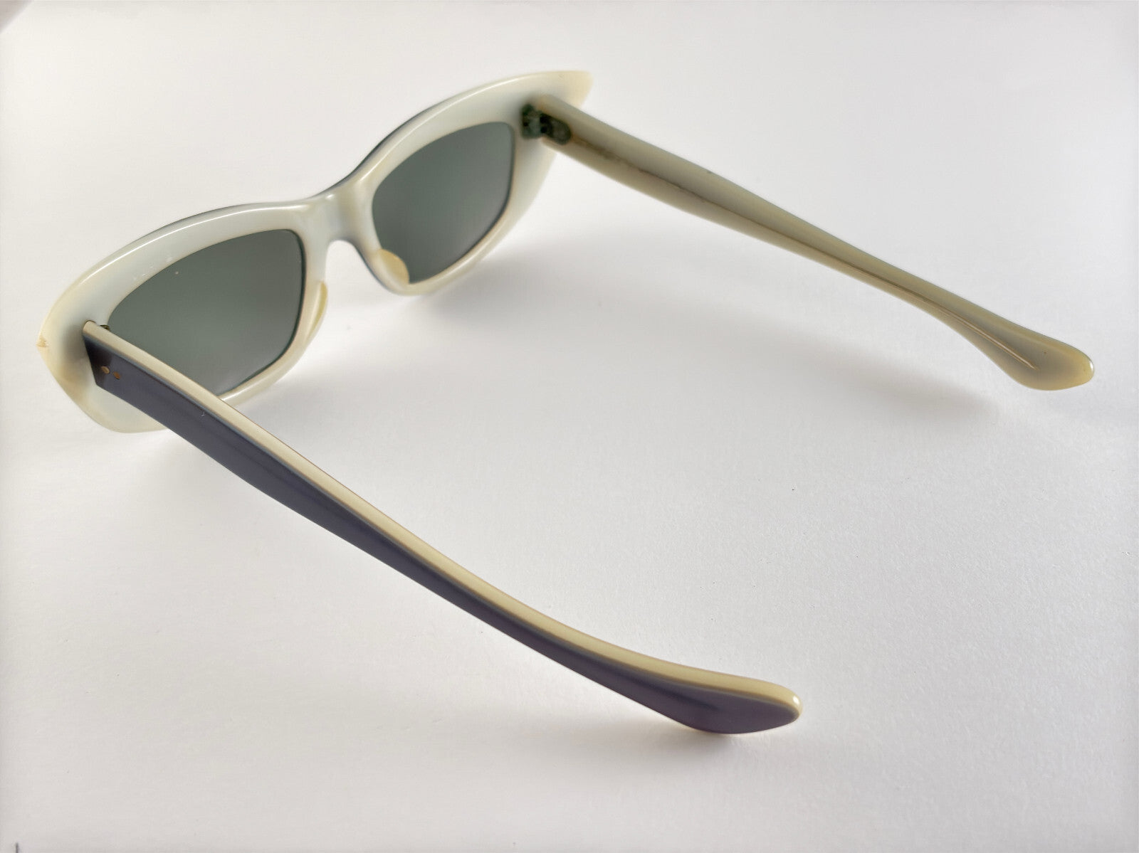 VINTAGE MIDCENTURY WIDE CAT EYE SUNGLASSES MADE IN FRANCE