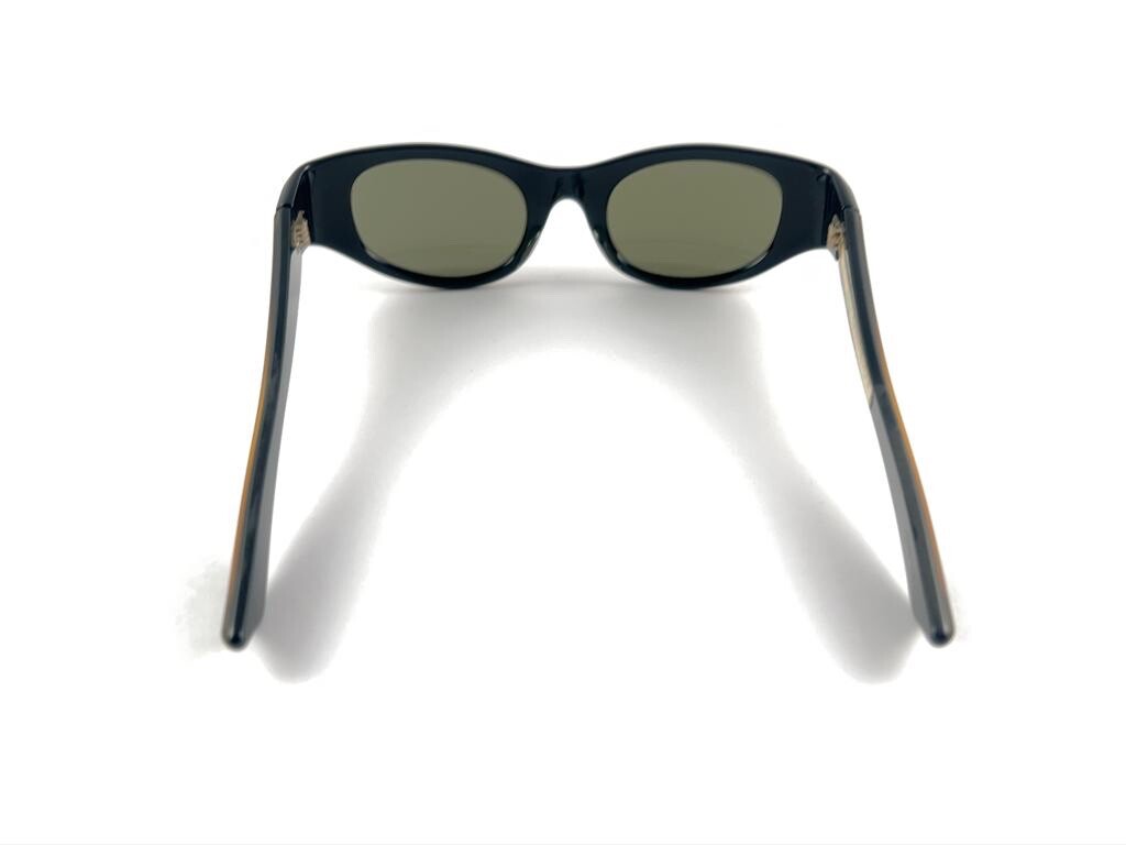 VINTAGE MAY CAT EYE GREEN MEDIUM SIZE 1970'S SUNGLASSES MADE IN USA