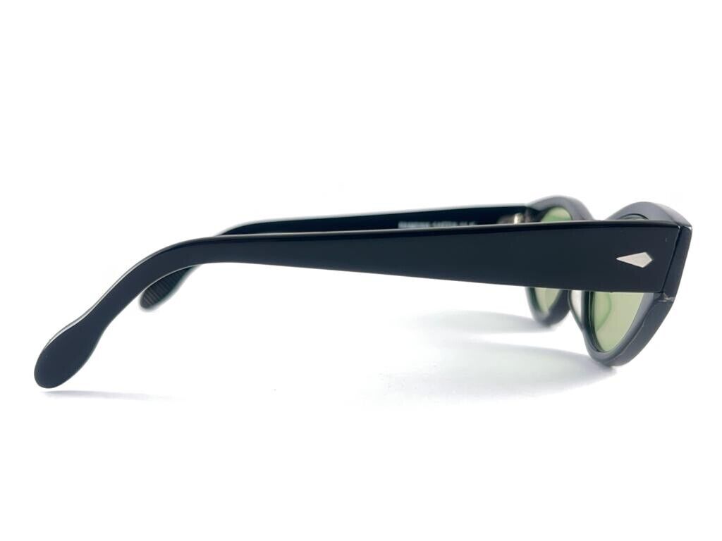 NEW VINTAGE ANGLO AMERICAN SOLID BLACK CAT EYE FRAME 1980'S SUNGLASSES ENGLAND