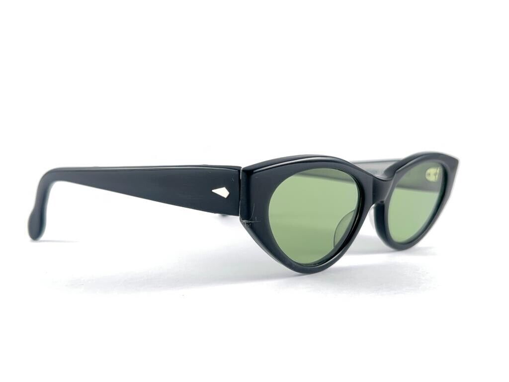 NEW VINTAGE ANGLO AMERICAN SOLID BLACK CAT EYE FRAME 1980'S SUNGLASSES ENGLAND