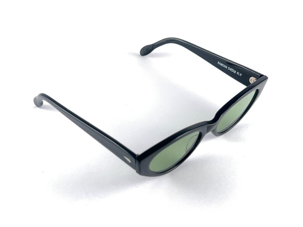 NEW VINTAGE ANGLO AMERICAN SOLID BLACK CAT EYE FRAME 1980'S SUNGLASSES ENGLAND