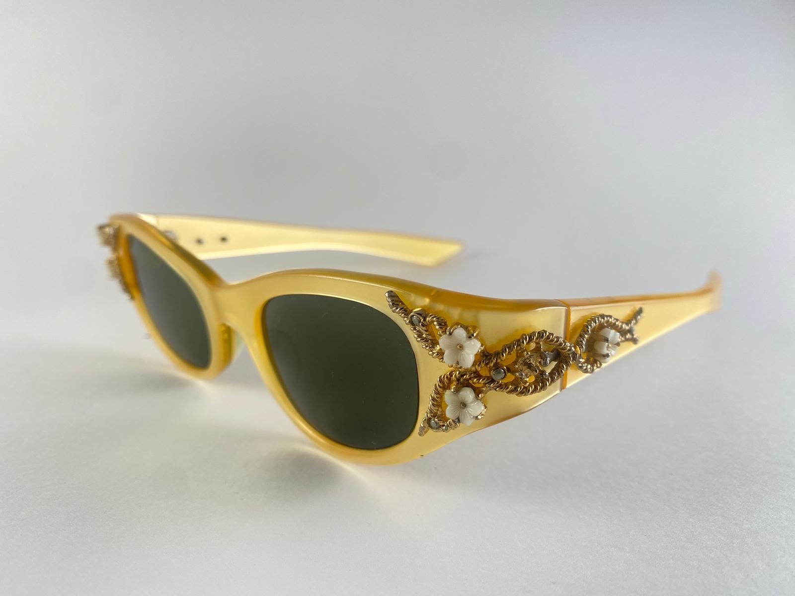 VINTAGE MAY MIDCENTURY BEJEWELLED CAT EYE SUNGLASSES MADE IN USA