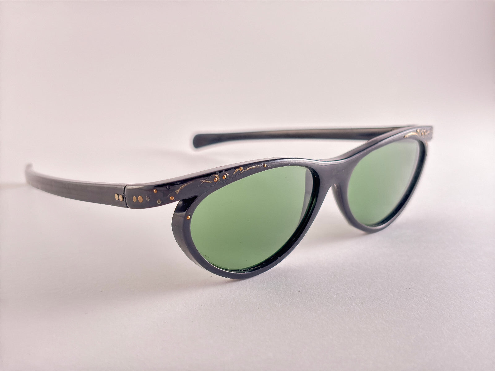 VINTAGE CAT EYE DELICATE ORNAMENTED SUNGLASSES MADE IN FRANCE