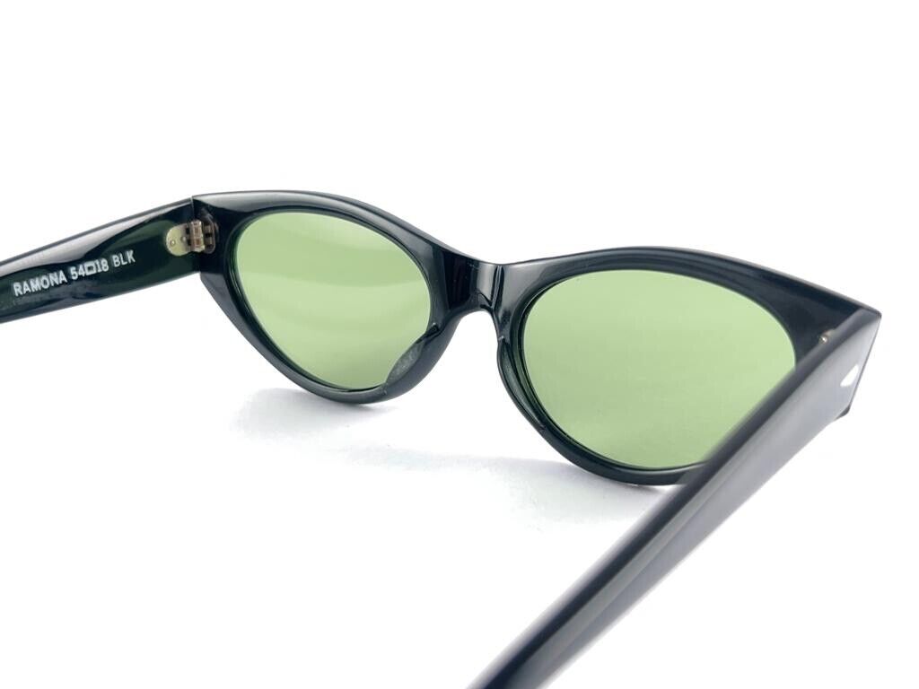 NEW VINTAGE ANGLO AMERICAN SOLID BLACK CAT EYE FRAME 1980'S SUNGLASSES ENGLAND