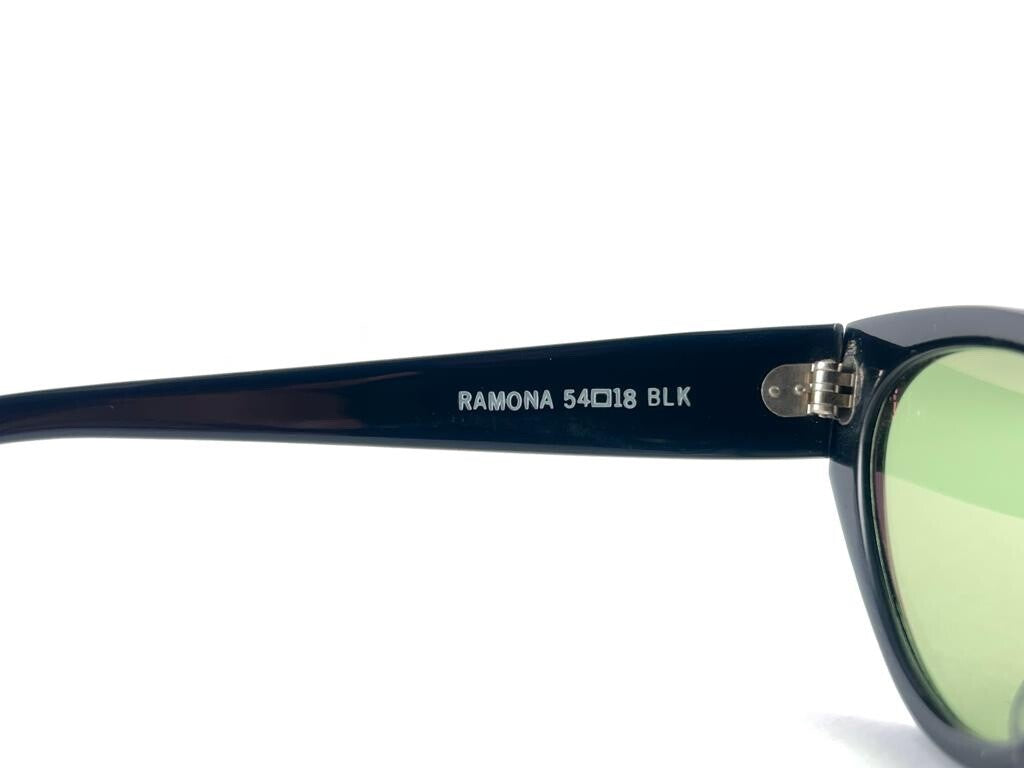 NEW VINTAGE ANGLO AMERICAN SOLID BLACK CAT EYE FRAME 1980'S SUNGLASSES ENGLAND