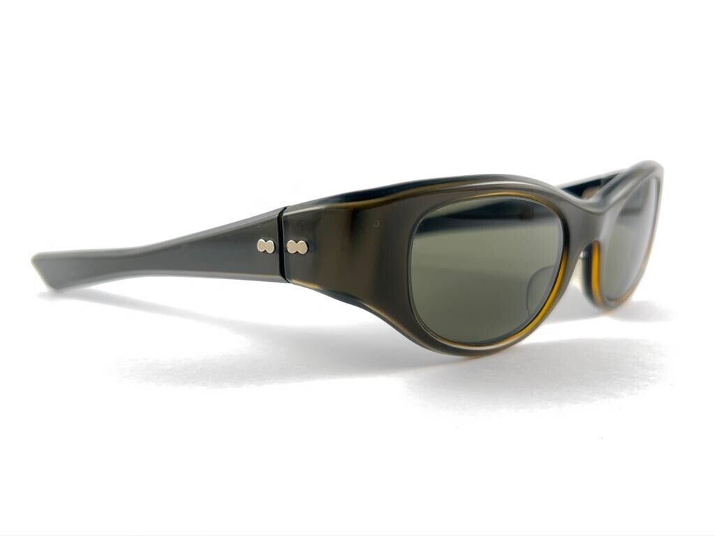 VINTAGE MAY CAT EYE GREEN MEDIUM SIZE 1970'S SUNGLASSES MADE IN USA