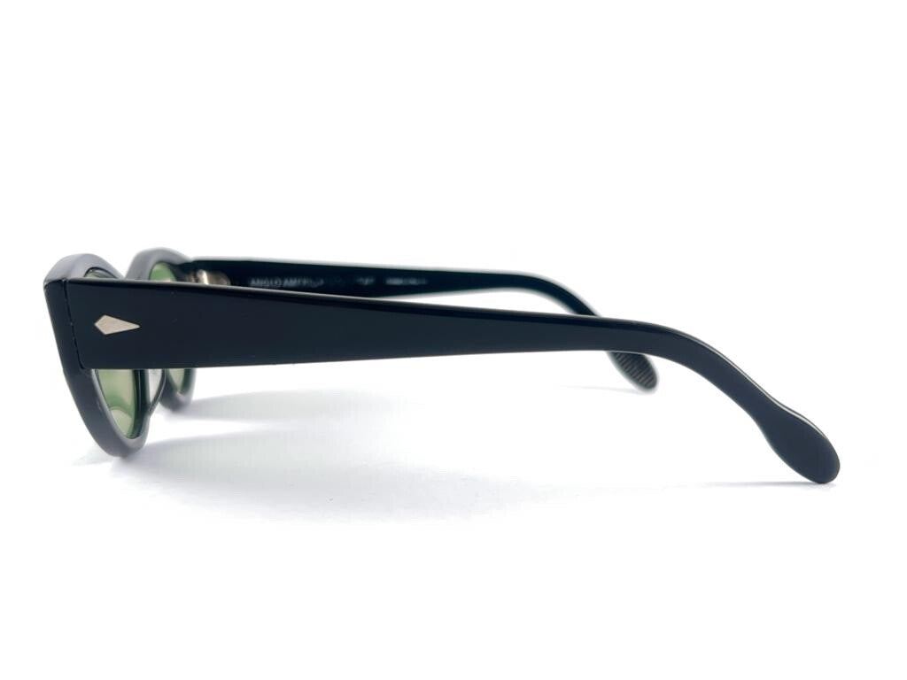 NEW VINTAGE ANGLO AMERICAN SOLID BLACK CAT EYE FRAME 1980'S SUNGLASSES ENGLAND