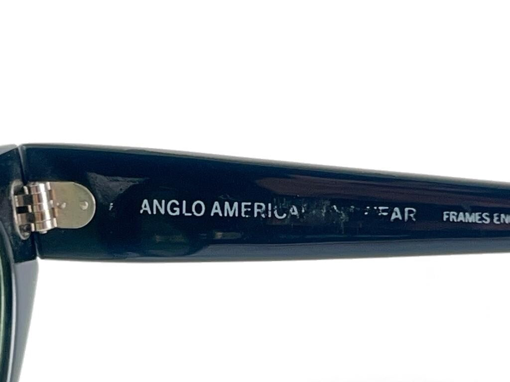 NEW VINTAGE ANGLO AMERICAN SOLID BLACK CAT EYE FRAME 1980'S SUNGLASSES ENGLAND