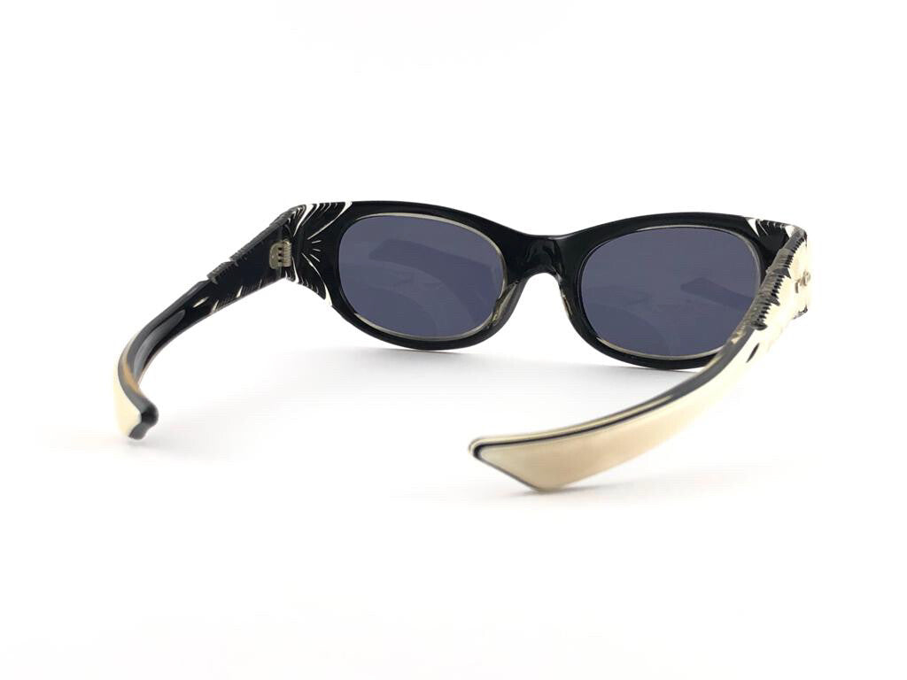 VINTAGE MAY CAT EYE WHITE & BLACK MEDIUM SIZE 1970'S SUNGLASSES
