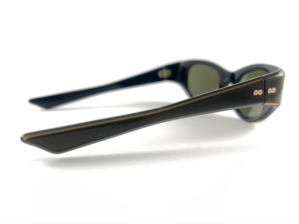 VINTAGE MAY CAT EYE GREEN MEDIUM SIZE 1970'S SUNGLASSES MADE IN USA